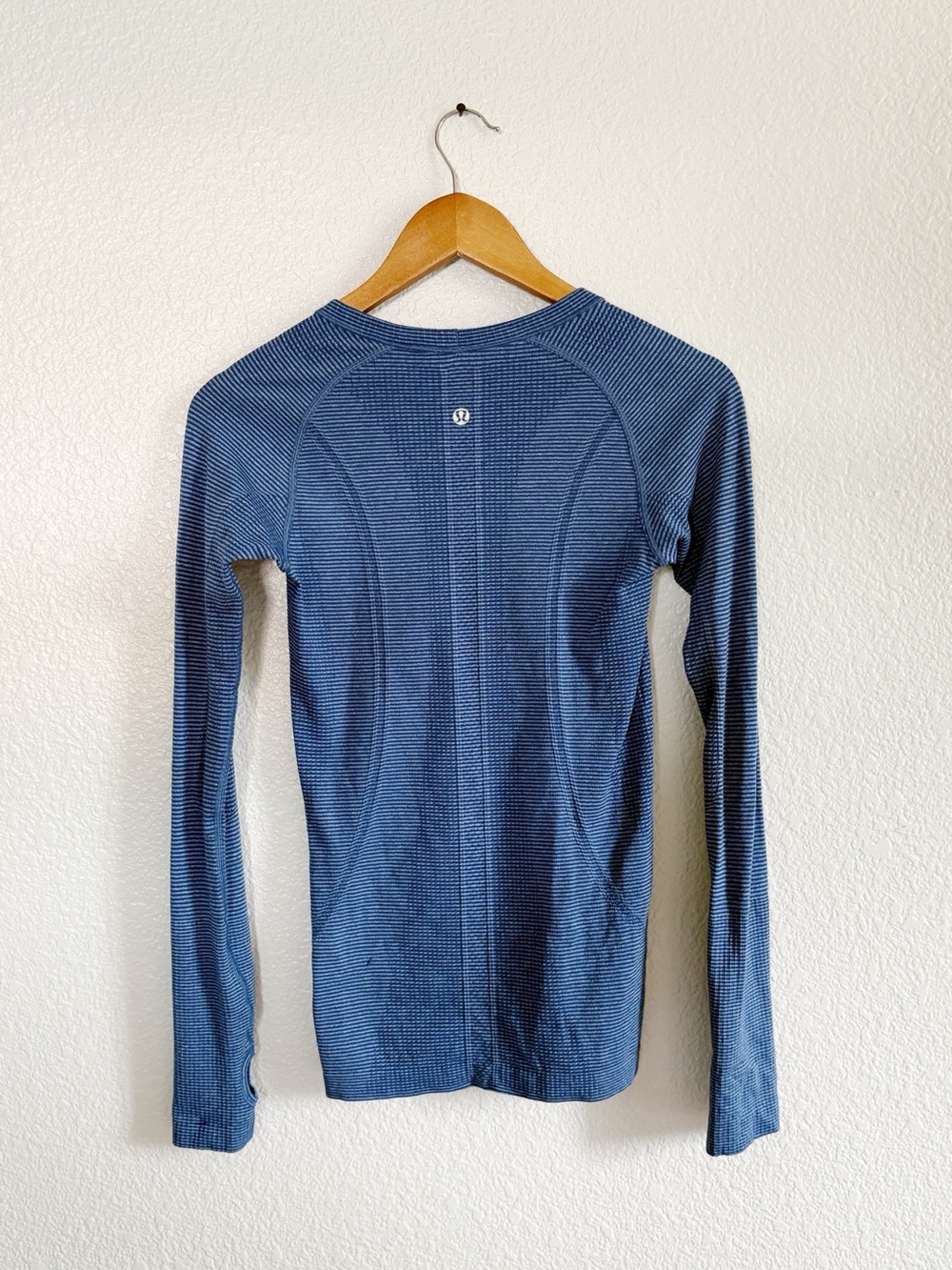 Lululemon Swiftly Tech Long Sleeve Crew Size 4 Blue - Picture 4 of 5